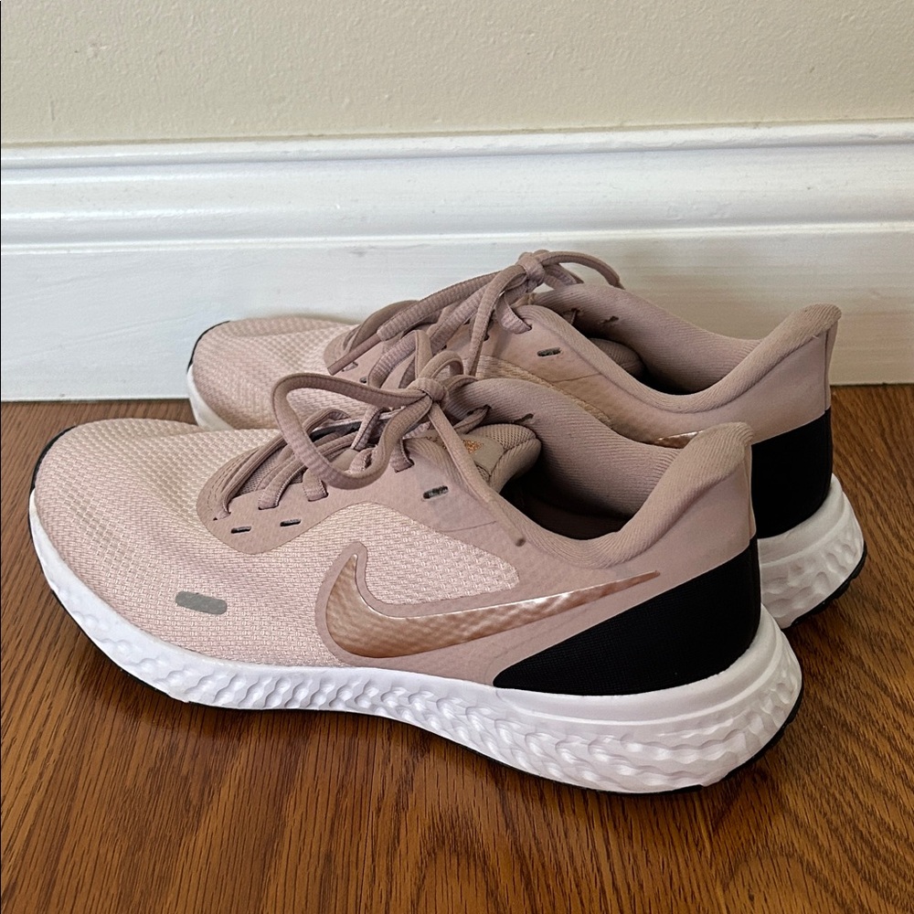 Nike Women's Revolution 5 Running Shoes Barely Rose